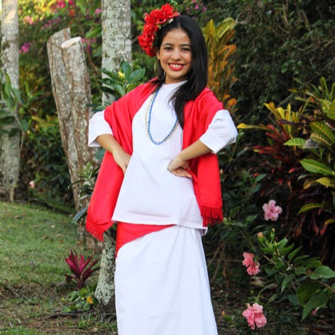 Mujer con huipil tradicional
